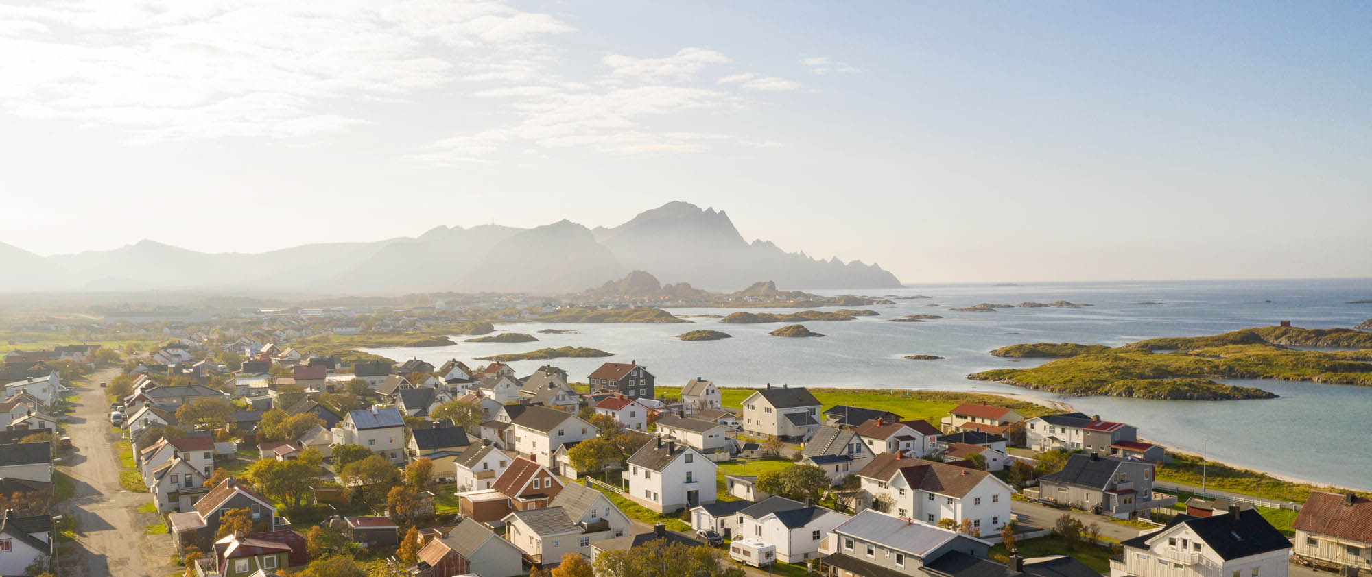 Kystlandskap i Nord-Norge med boligområde og fjell